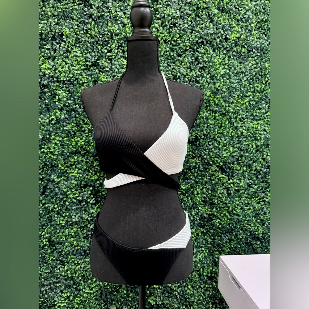 black and white bikini (top and bottoms)
